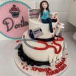 Θεματική τούρτα νοσηλευτικής με 3D φιγούρα και ιατρικά στοιχεία, αφιερωμένη σε όσους προσφέρουν με φροντίδα.